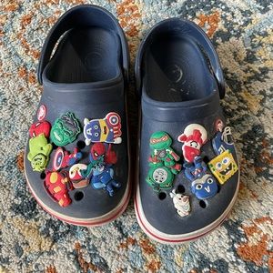 Crocs Kids' Crocband Chevron Beaded Clog, Size 1 with Charms